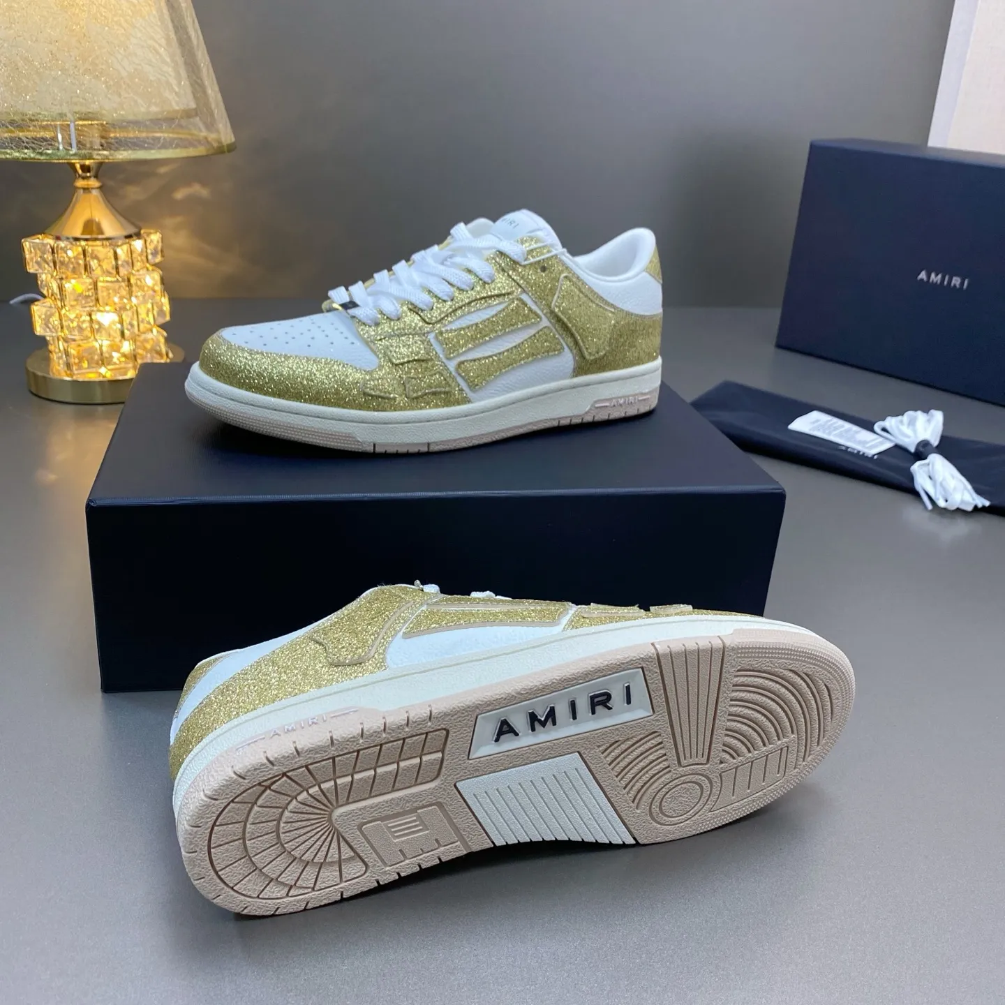 p580🐮🐮AMIRI Couple Style👑 The latest The Pacific Series Couple Style💀🦴Bone Stars Casual Sports Shoes Skateboard Shoes✔️ AMIRI's Pacific shoes are a sneaker that combines luxury and street style. Many celebrities and Internet celebrities have the same style. Its design and workmanship are very exquisite. Made of high-grade cow leather, soft to the touch and highly durable. 💎Fabrics: Original custom imported first-layer cowhide 💎Inner lining: Original customized breathable mesh 💎Foot: Original injection molded one-piece, comfortable, wear-resistant and not tiring for feet 💎Outsole: Original 1:1 molded three-color sole Original outsole 💎Sole thickness: 3CM 💎Size: Female 35-40 Male 39-46 💎Price; Top version 👑Special remarks Remark: (Female size 34 40 . Men's sizes 38 45 46 are customized and cannot be returned or exchanged. Please note when ordering! Thank you🤝🤝